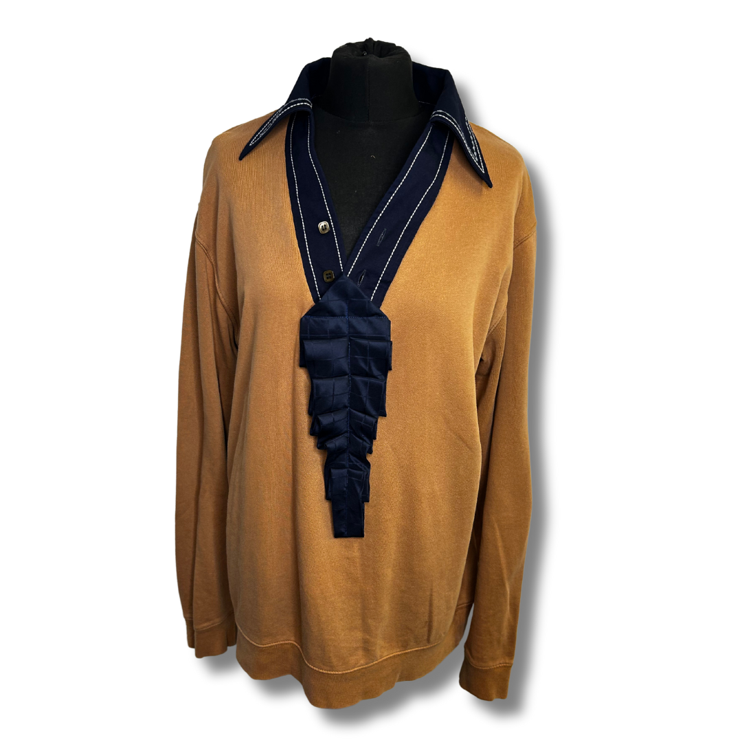Low Kneck Jumper with Collar.